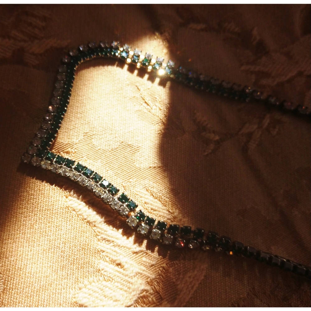 ♡ 4/$30 ♡ Curved V Faux Rhinestone Necklace